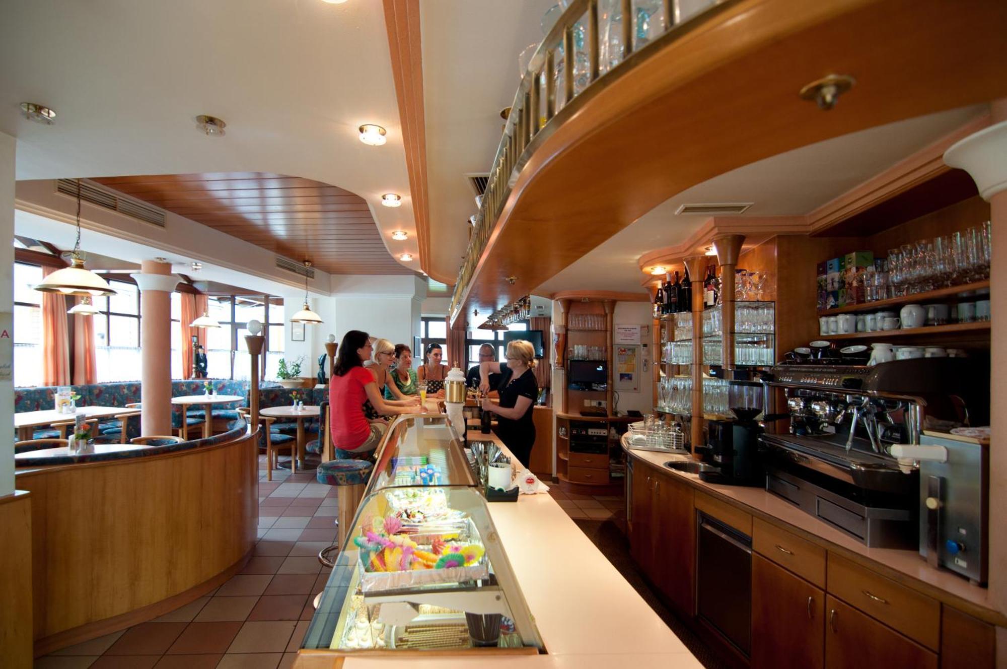 Restaurant - Cafe - Pension Hassler Berg im Drautal Buitenkant foto