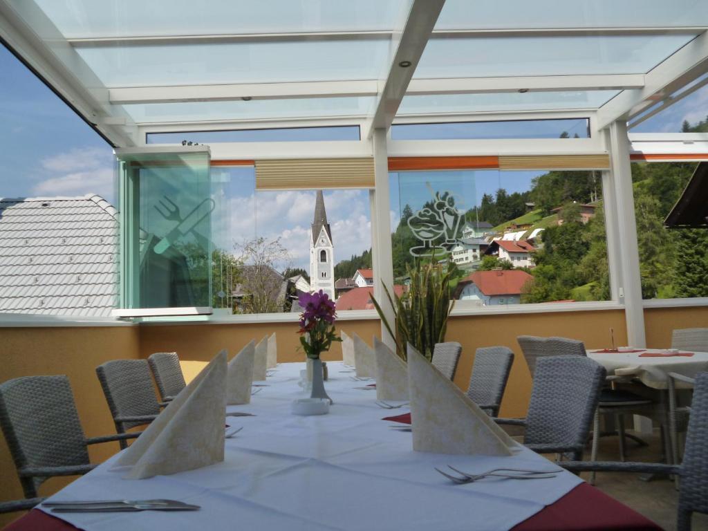 Restaurant - Cafe - Pension Hassler Berg im Drautal Buitenkant foto
