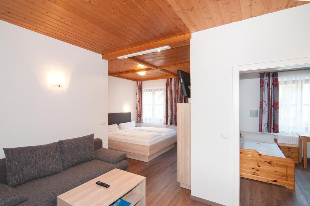 Restaurant - Cafe - Pension Hassler Berg im Drautal Buitenkant foto