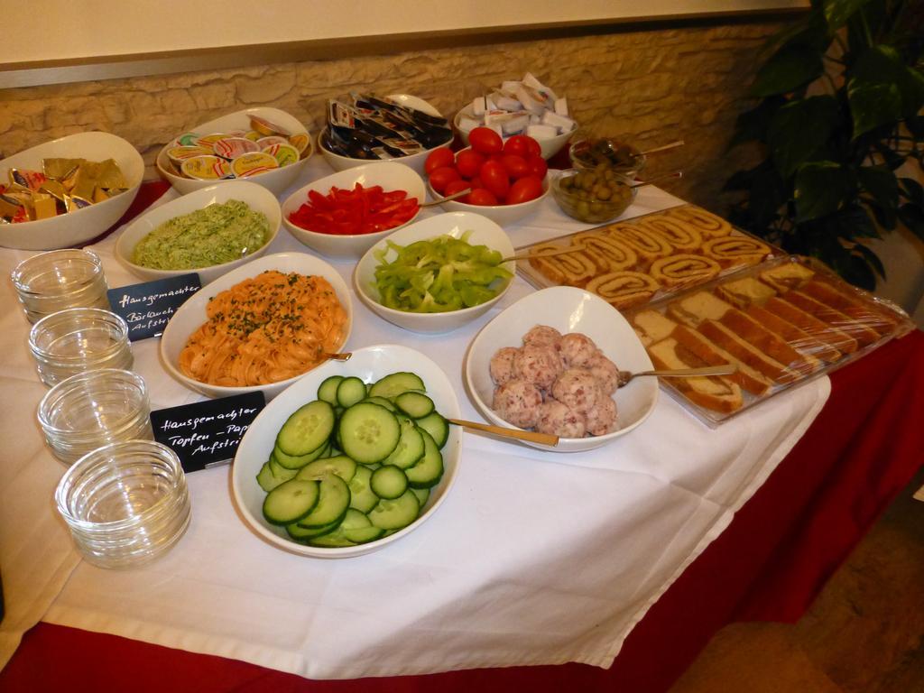 Restaurant - Cafe - Pension Hassler Berg im Drautal Buitenkant foto