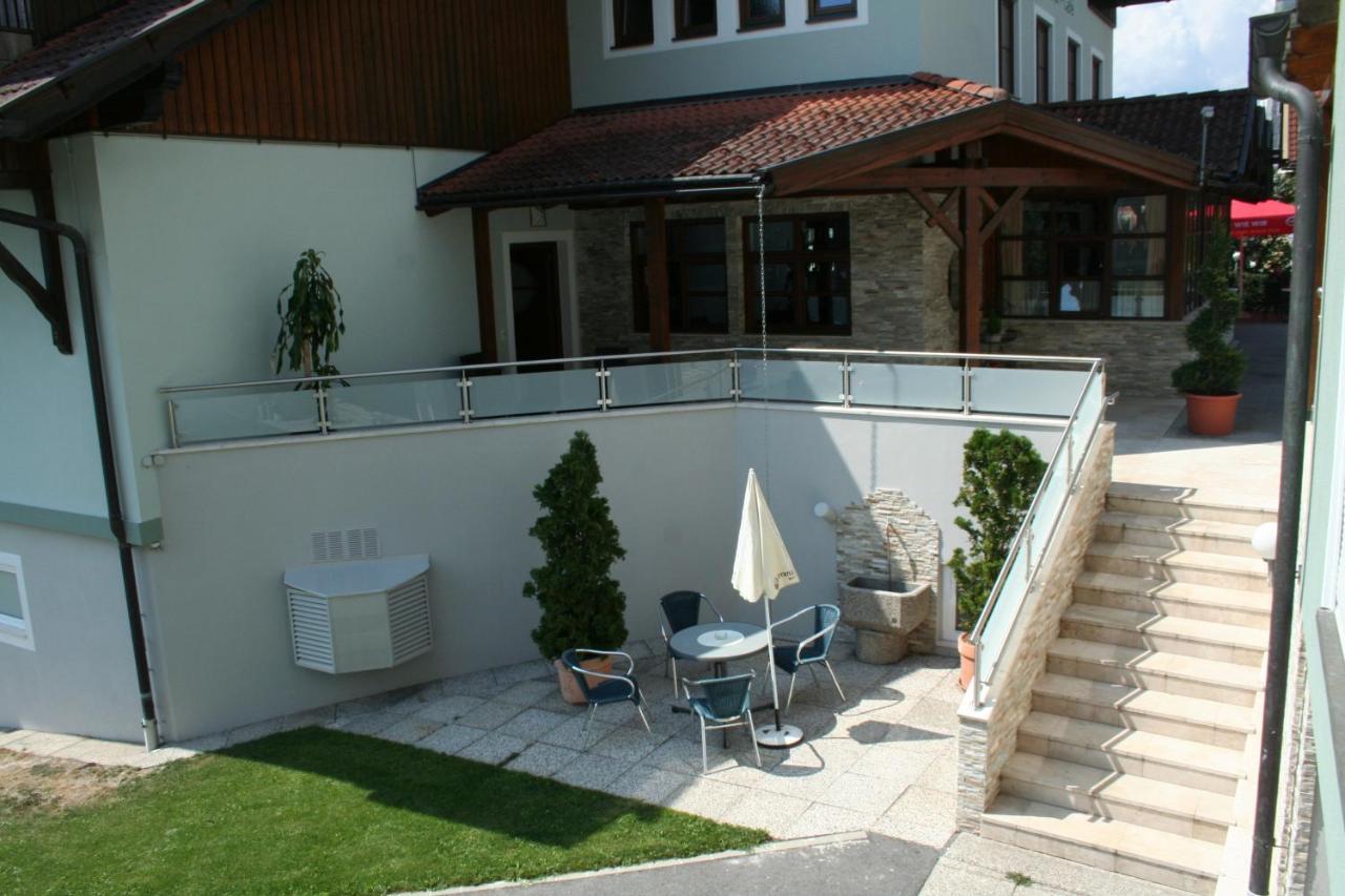 Restaurant - Cafe - Pension Hassler Berg im Drautal Buitenkant foto